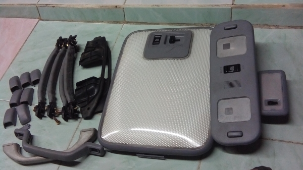 ไฟเพดานรถตู้ Toyota Hiace (รถตู้หัวจรวด) ไฟเพดานรถตู้ Toyota Hiace (รถตู้หัวจรวด)