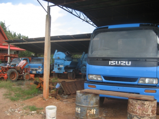 คุณแต๋น 4 ล้อ  เครื่อง 85 แรง  ตู้นวด  5 ฟุต ราคา  100,000 บาท