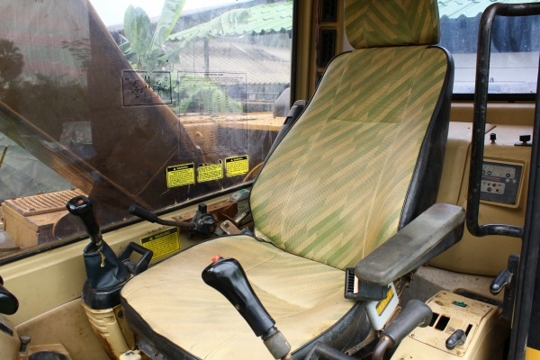 ขายแบคโฮ  CAT 320 V2  เอกสารเล่มทะเบียน  พร้อมโอน  ราคาขาย  1,080,000  บาท