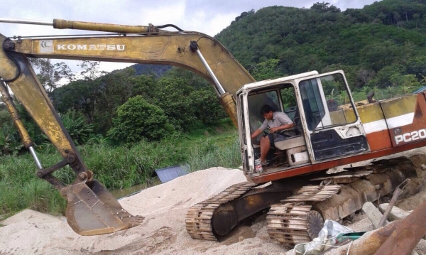 ขายแมคโฮ KOMATSU PC200-5 เครื่องปั้มเดิม สนใจโทร 081-9701072 ขายแมคโฮ KOMATSU PC200-5 เครื่องปั้มเดิม สนใจโทร 081-9701072