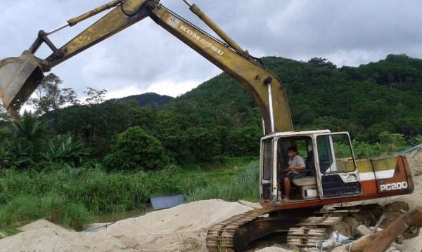ขายแมคโฮ KOMATSU PC200-5 เครื่องปั้มเดิม สนใจโทร 081-9701072 ขายแมคโฮ KOMATSU PC200-5 เครื่องปั้มเดิม สนใจโทร 081-9701072