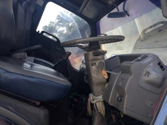 รถอีซูซุ  6  ล้อ รั้ว  ( ไม่ดั้ม )  120 แรงม้า. ปี 42  ( ฝาขาว )   สนใจติดต่อ 081 - 6079515