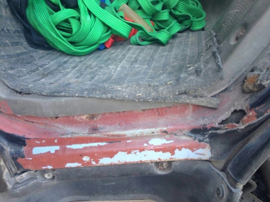 รถอีซูซุ  6  ล้อ รั้ว  ( ไม่ดั้ม )  120 แรงม้า. ปี 42  ( ฝาขาว )   สนใจติดต่อ 081 - 6079515