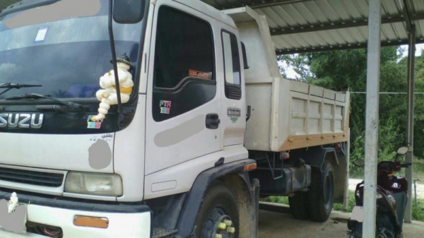 รถอีซูซุ  6 ล้อดั้ม 195 แรงม้า. ปี 40   สนใจติดต่อ 081 - 6079515