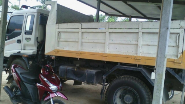 รถอีซูซุ  6 ล้อดั้ม 195 แรงม้า. ปี 40   สนใจติดต่อ 081 - 6079515