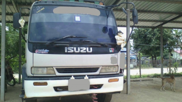 รถอีซูซุ  6 ล้อดั้ม 195 แรงม้า. ปี 40   สนใจติดต่อ 081 - 6079515