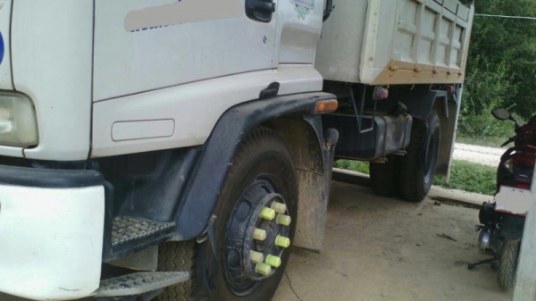 รถอีซูซุ  6 ล้อดั้ม 195 แรงม้า. ปี 40   สนใจติดต่อ 081 - 6079515