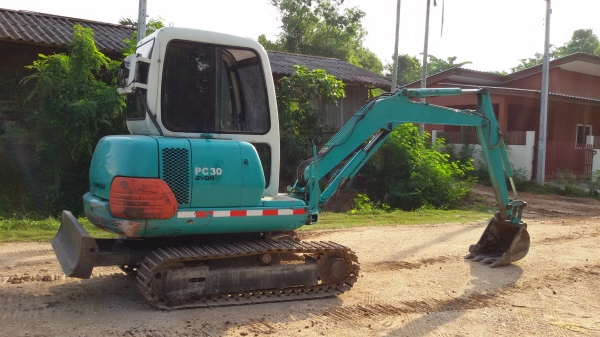 ขาย komatsu pc 30-7e สภาพสวย พร้อมใช่้งาน ช่วงล่างเต็ม