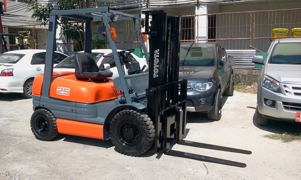 ขายรถยกโฟร์คลิฟท์ยี่ห้อ TOYOTA รุ่น6FD-25 ขายรถยกโฟร์คลิฟท์ยี่ห้อ TOYOTA รุ่น6FD-25