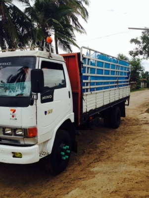 **460,000 บ.ต่อรอง**ขาย6ล้อ HINO FC120 FC2WHLA ซุปเปอร์เสี่ย ปี39 เครื่องเดิมเกียร์เดิม WO4D-120แรง เครื่องดี แน่นดี เสียงนิ่ม แรงดีไม่หลวม ช่วงล่างเดิมคัสซีสวยไม่ปะไม่ดาม กระบะพื้นไม้คอกเหล็กยาว5.50ม.สภาพดี พื้นดีข้างดีไม่ผุ หัวเก๋งสวย ภายในคอนโซลครบ พ.ธ