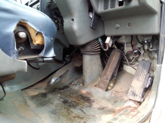 รถจอด วันที่ 19/08/57 ขายอีกแล้วครับ หัวลาก ไอ้หลง M6 ปี48 ติดแก๊ส สวยๆๆครับ จำนวน 5 คันพร้อมใช้เอกสารพร้อมโอนครับ