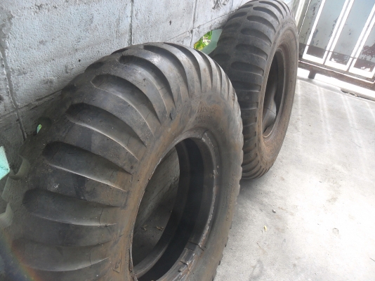 ยาง 11.00 - 20 ลายทหาร 1 คู่ราคา 4500 บาท