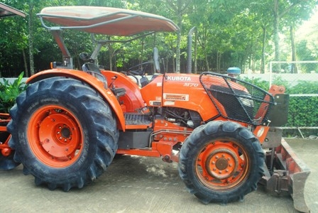 ขายรถไถ Kubota M7040 (4WD) พร้อมดันหน้าและผานตราช้าง สีเดิม เครื่องนิ่มๆครับ