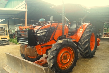 ขายรถไถ Kubota M7040 (4WD) พร้อมดันหน้าและผานตราช้าง สีเดิม เครื่องนิ่มๆครับ