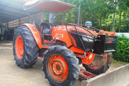 ขายรถไถ Kubota M7040 (4WD) พร้อมดันหน้าและผานตราช้าง สีเดิม เครื่องนิ่มๆครับ