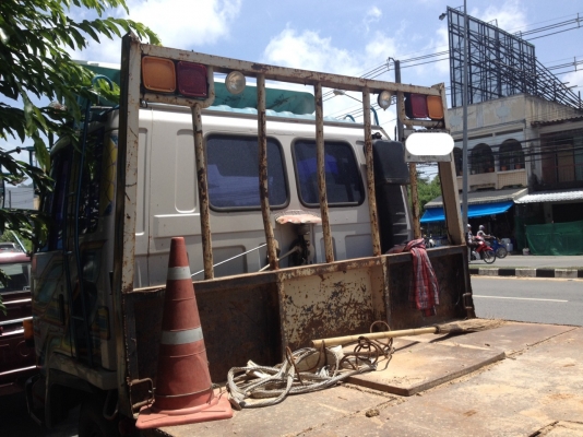 รถบรรทุกท้ายลาด 6ล้อ