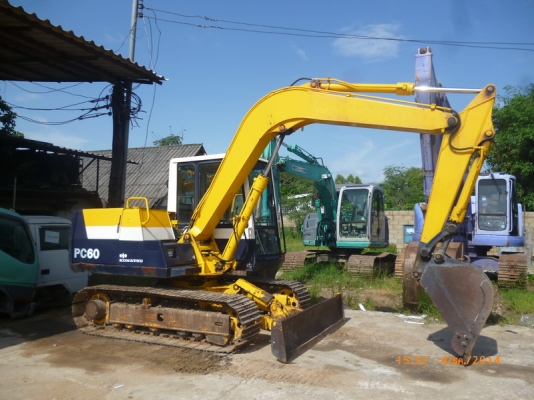 ขาย รถขุด  KOMATSU PC60-6  รุ่น มีใบเกรดดันดิน