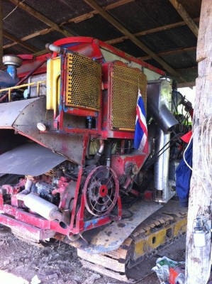 รถเกี่ยวข้าวเกษตรพัฒนาไอ้หนุ่มไวไฟ อุ้มข้าว 2 ตัน เครื่องฮีโน่ 220 แรงม้า.