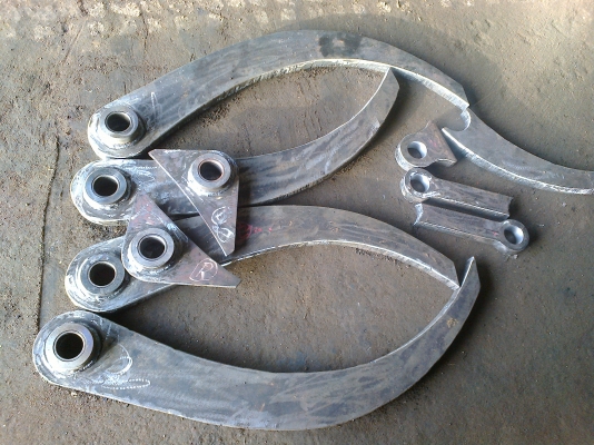 รับทำ มือคีบไม้ Kobuta Komatsu