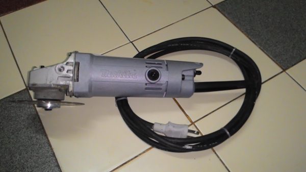 ขายหินเจียขนาดใส่ใบ4นิ้วยี่ห้อMakitaรุ่น9500NBของแท้made in japanสภาพ95\%ใหม่มากๆครับ