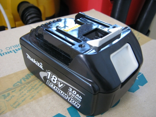 แบ็ตลิเที่ยมแท้ Makita BL1830 Li-ion18V 3A