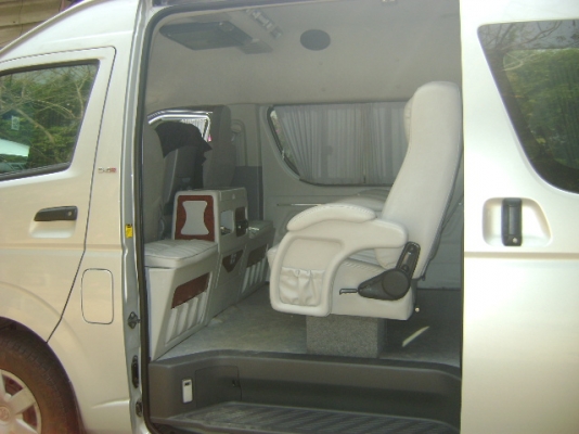 ขายรถผู้บริหารดูแลอย่างดี ตกแต่ง VIP 9 ที่นั่ง HIACE-COMMUTER D4D 2.5 MT ปีั 08 สีบรอนส์เงิน