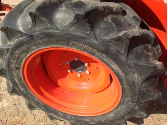 KUBOTA L3608 - 2 เพลา ทำงาน 1,500 ชม. สภาพสวยดีไม่มีเยิ้ม อุปกรณ์ครบ มีใบดันหน้า ผานพรวนดิน 3 ระบบรั่วซึ่มไม่มีแตกไม่มีปัญหา ช่วงล่างแน่น ยางสภาพดี 4 เส้น เอกสารเล่มทะเบียนครบพร้อมโอนครับ