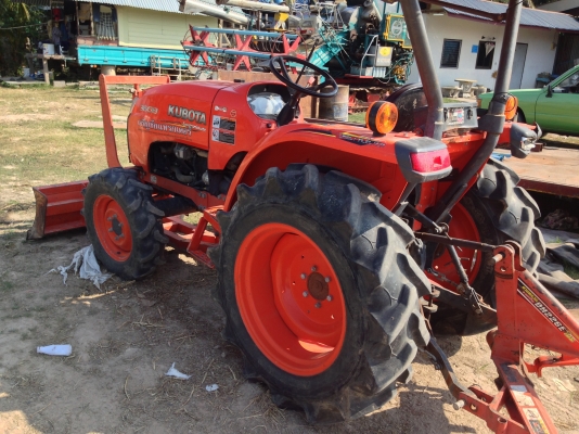 KUBOTA L3608 - 2 เพลา ทำงาน 1,500 ชม. สภาพสวยดีไม่มีเยิ้ม อุปกรณ์ครบ มีใบดันหน้า ผานพรวนดิน 3 ระบบรั่วซึ่มไม่มีแตกไม่มีปัญหา ช่วงล่างแน่น ยางสภาพดี 4 เส้น เอกสารเล่มทะเบียนครบพร้อมโอนครับ