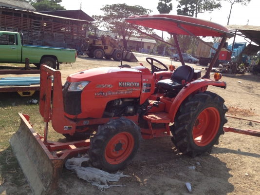 KUBOTA L3608 - 2 เพลา ทำงาน 1,500 ชม. สภาพสวยดีไม่มีเยิ้ม อุปกรณ์ครบ มีใบดันหน้า ผานพรวนดิน 3 ระบบรั่วซึ่มไม่มีแตกไม่มีปัญหา ช่วงล่างแน่น ยางสภาพดี 4 เส้น เอกสารเล่มทะเบียนครบพร้อมโอนครับ