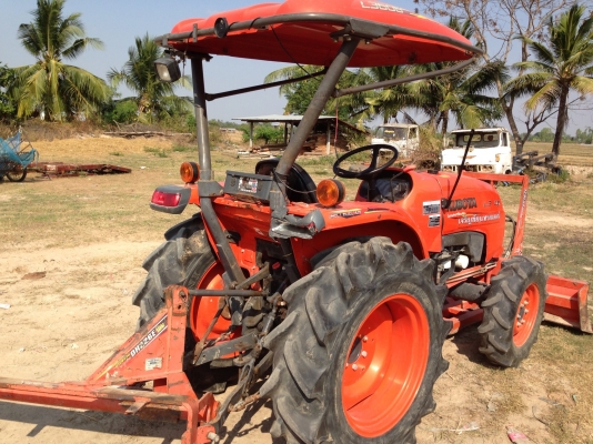 KUBOTA L3608 - 2 เพลา ทำงาน 1,500 ชม. สภาพสวยดีไม่มีเยิ้ม อุปกรณ์ครบ มีใบดันหน้า ผานพรวนดิน 3 ระบบรั่วซึ่มไม่มีแตกไม่มีปัญหา ช่วงล่างแน่น ยางสภาพดี 4 เส้น เอกสารเล่มทะเบียนครบพร้อมโอนครับ