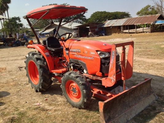 KUBOTA L3608 - 2 เพลา ทำงาน 1,500 ชม. สภาพสวยดีไม่มีเยิ้ม อุปกรณ์ครบ มีใบดันหน้า ผานพรวนดิน 3 ระบบรั่วซึ่มไม่มีแตกไม่มีปัญหา ช่วงล่างแน่น ยางสภาพดี 4 เส้น เอกสารเล่มทะเบียนครบพร้อมโอนครับ