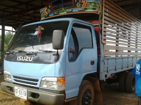 ISUZU NPR 120 HP 4HF1 ปี 39 เครื่องฝาขาว กระบะเหล็กคอกไม้ยาว 4.30 เมตรสภาพดีสวยจัดทั้งคัน เครื่องแห้งแห้งดีไม่มีเยิ้ม หัวเก๋งบางๆเดิมๆ พวงมาลัยเพาเวอร์ ช่วงล่างใหญ่ติด F แล้ว ยาง 8.25 ขอบ 16 สภาพดีพร้อมใช้งาน เอกสารทะเบียนภาษีครบพร้อมโอนครับ