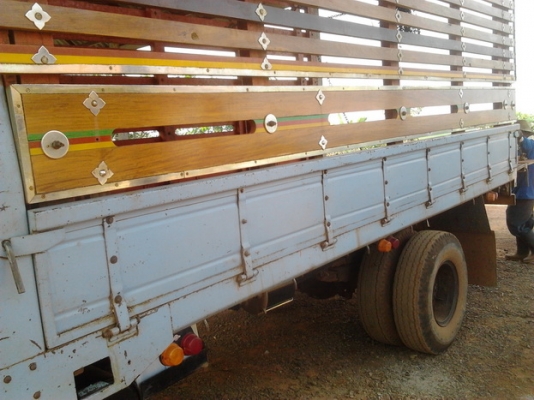 ISUZU NPR 120 HP 4HF1 ปี 39 เครื่องฝาขาว กระบะเหล็กคอกไม้ยาว 4.30 เมตรสภาพดีสวยจัดทั้งคัน เครื่องแห้งแห้งดีไม่มีเยิ้ม หัวเก๋งบางๆเดิมๆ พวงมาลัยเพาเวอร์ ช่วงล่างใหญ่ติด F แล้ว ยาง 8.25 ขอบ 16 สภาพดีพร้อมใช้งาน เอกสารทะเบียนภาษีครบพร้อมโอนครับ