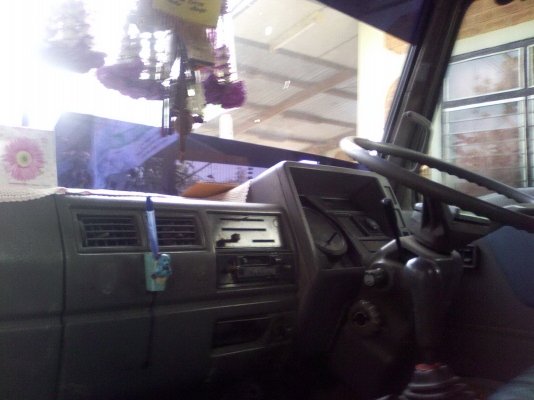 HINO FC 120 HP WO4D ซุปเปอร์เสี่ย กระบะคอกเหล็กยาว 5.50 เมตรสภาพสวยมากครับ เครื่องแน่นแรงดีไม่มีเยิ้ม ภายในห้องเก๋งคอนโซลอุปกรณ์อยู่ครบทุกชิ้น ช่วงล่างใหญ่ F หน้าหลัง คัชซีสวยไม่มีดาม ยาง 8.25 ขอบ 16 สภาพดี 70\% พร้อมบรรทุกพร้อมใช้งาน เอกสารทะเบียนภาษีครบพ