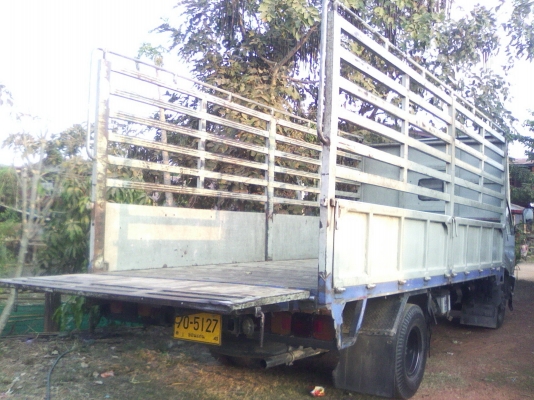 HINO FC 120 HP WO4D ซุปเปอร์เสี่ย กระบะคอกเหล็กยาว 5.50 เมตรสภาพสวยมากครับ เครื่องแน่นแรงดีไม่มีเยิ้ม ภายในห้องเก๋งคอนโซลอุปกรณ์อยู่ครบทุกชิ้น ช่วงล่างใหญ่ F หน้าหลัง คัชซีสวยไม่มีดาม ยาง 8.25 ขอบ 16 สภาพดี 70\% พร้อมบรรทุกพร้อมใช้งาน เอกสารทะเบียนภาษีครบพ