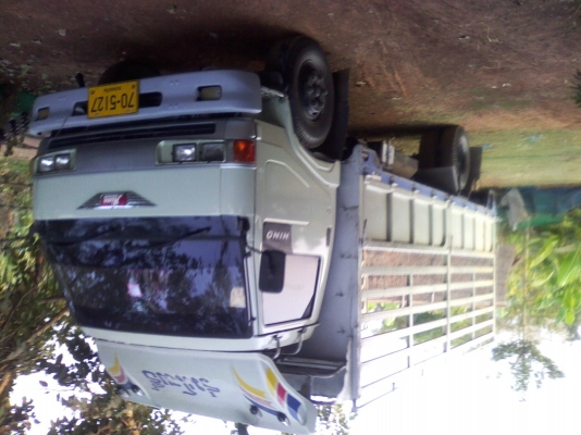 HINO FC 120 HP WO4D ซุปเปอร์เสี่ย กระบะคอกเหล็กยาว 5.50 เมตรสภาพสวยมากครับ เครื่องแน่นแรงดีไม่มีเยิ้ม ภายในห้องเก๋งคอนโซลอุปกรณ์อยู่ครบทุกชิ้น ช่วงล่างใหญ่ F หน้าหลัง คัชซีสวยไม่มีดาม ยาง 8.25 ขอบ 16 สภาพดี 70\% พร้อมบรรทุกพร้อมใช้งาน เอกสารทะเบียนภาษีครบพ