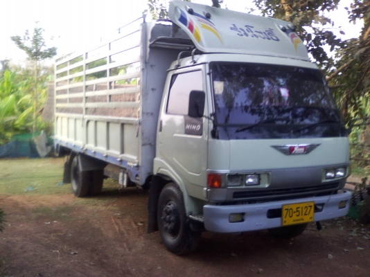 HINO FC 120 HP WO4D ซุปเปอร์เสี่ย กระบะคอกเหล็กยาว 5.50 เมตรสภาพสวยมากครับ เครื่องแน่นแรงดีไม่มีเยิ้ม ภายในห้องเก๋งคอนโซลอุปกรณ์อยู่ครบทุกชิ้น ช่วงล่างใหญ่ F หน้าหลัง คัชซีสวยไม่มีดาม ยาง 8.25 ขอบ 16 สภาพดี 70\% พร้อมบรรทุกพร้อมใช้งาน เอกสารทะเบียนภาษีครบพ
