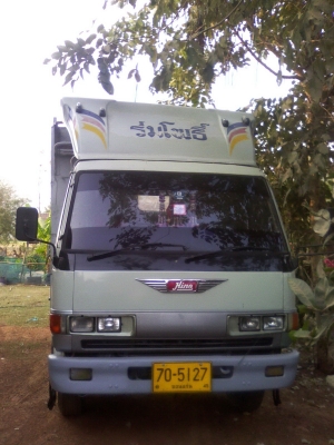 HINO FC 120 HP WO4D ซุปเปอร์เสี่ย กระบะคอกเหล็กยาว 5.50 เมตรสภาพสวยมากครับ เครื่องแน่นแรงดีไม่มีเยิ้ม ภายในห้องเก๋งคอนโซลอุปกรณ์อยู่ครบทุกชิ้น ช่วงล่างใหญ่ F หน้าหลัง คัชซีสวยไม่มีดาม ยาง 8.25 ขอบ 16 สภาพดี 70\% พร้อมบรรทุกพร้อมใช้งาน เอกสารทะเบียนภาษีครบพ