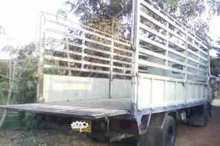 HINO FC 120 HP WO4D ซุปเปอร์เสี่ย กระบะคอกเหล็กยาว 5.50 เมตรสภาพสวยมากครับ เครื่องแน่นแรงดีไม่มีเยิ้ม ภายในห้องเก๋งคอนโซลอุปกรณ์อยู่ครบทุกชิ้น ช่วงล่างใหญ่ F หน้าหลัง คัชซีสวยไม่มีดาม ยาง 8.25 ขอบ 16 สภาพดี 70\% พร้อมบรรทุกพร้อมใช้งาน เอกสารทะเบียนภาษีครบพ