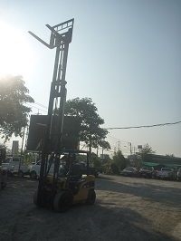Forklift 3.0 ตัน ยกสูง 6.0 เมตร ดีเซล เกียร์ออโต้ ยางตัน เสา 3 ตอน ล้อหน้าคู่. Forklift 3.0 ตัน ยกสูง 6.0 เมตร ดีเซล เกียร์ออโต้ ยางตัน เสา 3 ตอน ล้อหน้าคู่.