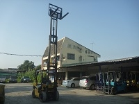 Forklift 3.0 ตัน ยกสูง 6.0 เมตร ดีเซล เกียร์ออโต้ ยางตัน เสา 3 ตอน ล้อหน้าคู่. Forklift 3.0 ตัน ยกสูง 6.0 เมตร ดีเซล เกียร์ออโต้ ยางตัน เสา 3 ตอน ล้อหน้าคู่.
