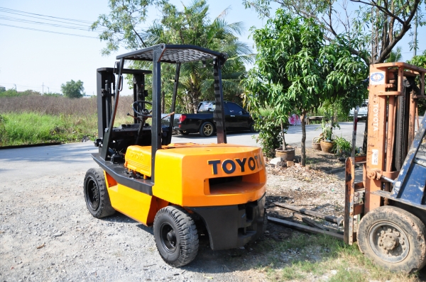รถโฟร์คลิฟท์ TOYOTA  3 ตัน เกียร์ออโต้ เครื่องดีเซล พร้อมใช้งานเลย