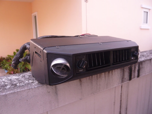 ขายตู้แอร์แขวนฟอมูล่าหน้าปรับได้ 1250 บาท มี 2ตัว