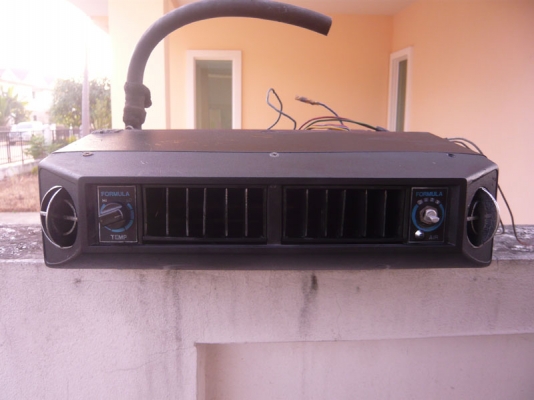 ขายตู้แอร์แขวนฟอมูล่าหน้าปรับได้ 1250 บาท มี 2ตัว