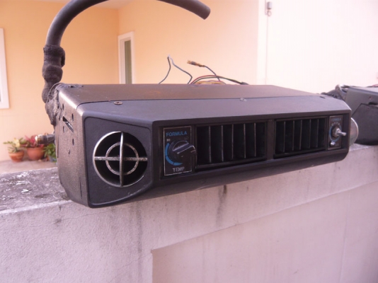 ขายตู้แอร์แขวนฟอมูล่าหน้าปรับได้ 1250 บาท มี 2ตัว