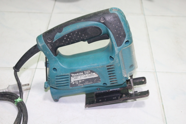 เลื่อยจิ๊กซอร์ ยี่ห้อmakita รุ่น 4327 ปรับความเร็วรอบได้ พร้อมใช้ครับ