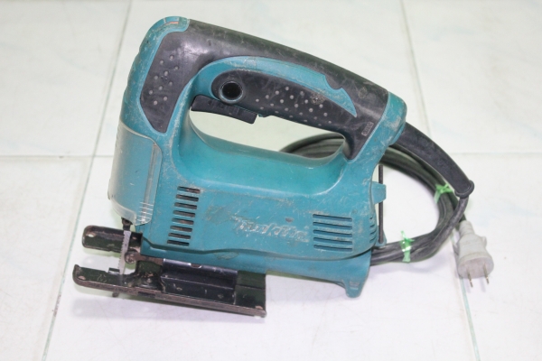 เลื่อยจิ๊กซอร์ ยี่ห้อmakita รุ่น 4327 ปรับความเร็วรอบได้ พร้อมใช้ครับ