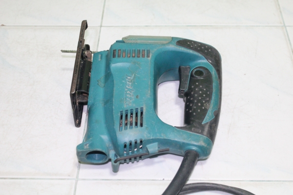 เลื่อยจิ๊กซอร์ ยี่ห้อmakita รุ่น 4327 ปรับความเร็วรอบได้ พร้อมใช้ครับ