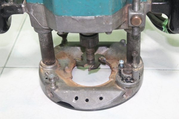 เครื่องเซาะร่องไม้(Router) 1/2 นิ้ว Makita รุ่น 3612BR (1,600w.)