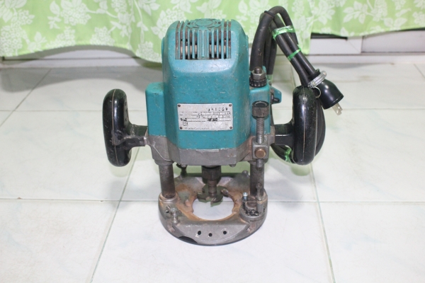 เครื่องเซาะร่องไม้(Router) 1/2 นิ้ว Makita รุ่น 3612BR (1,600w.)